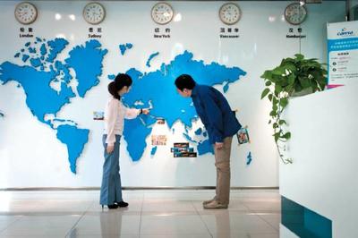 在線旅企線上爭(zheng)流(liu)量、線下搶門店(dian)，傳統旅行社能(neng)否避(bi)免被“圍(wei)剿(jiao)”？